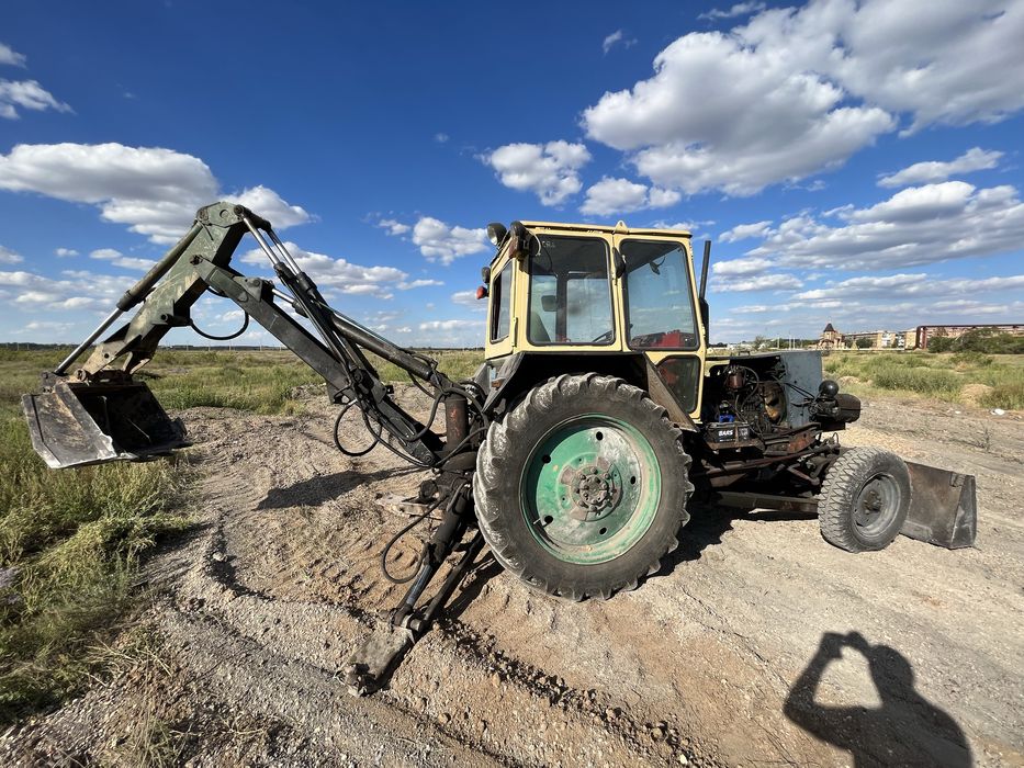 Трактор-экскаватор, снегоуборщик ЮМЗ