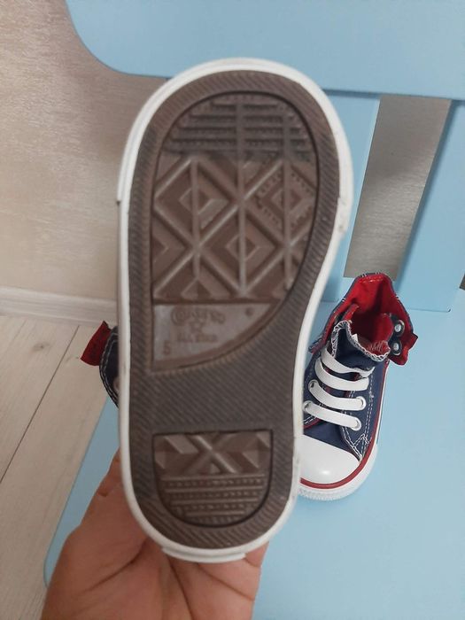 Бебешки маратонки New Balance и Converse