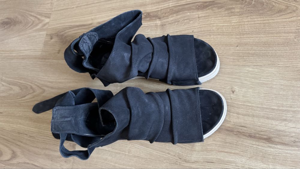 Черни велурени сандали