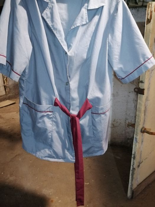 Медицинский халат и халат уборщицы