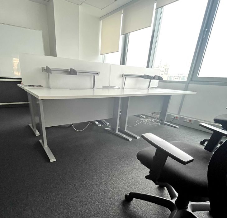 Birou alb cu picioare metalice gri