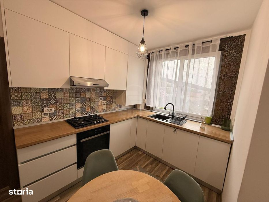 Apartament 2 camere semidecomandat zona Razoare