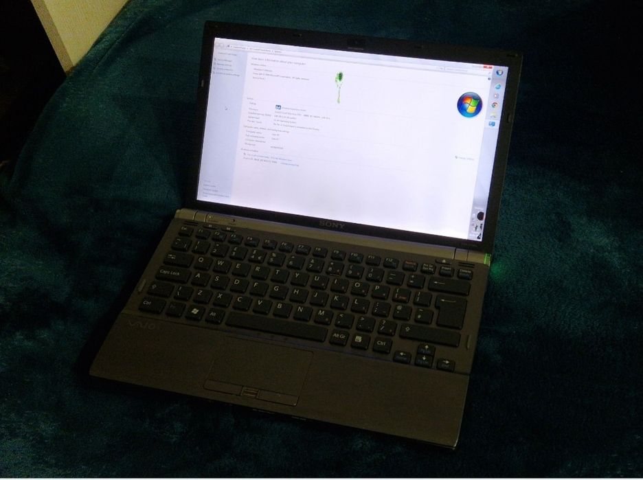 Laptop Sony Vaio cu două pete pe display