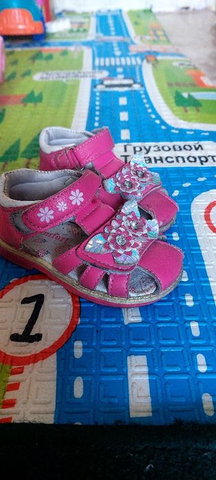 Продам сандалии для девочки