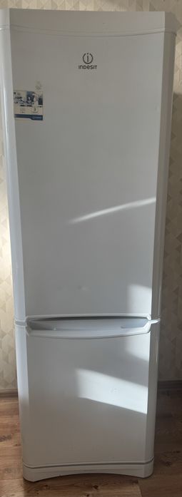 Продам холодильник Indesit
