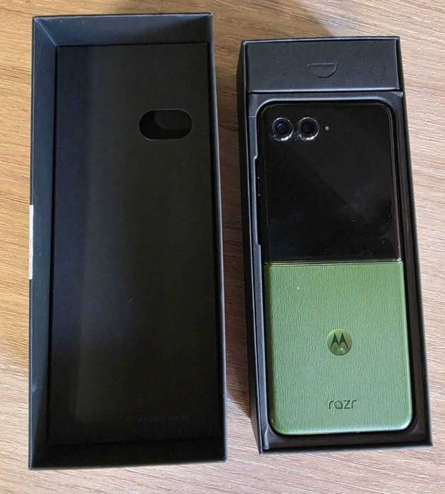 Motorola Razr 50 Ultra (512GB), зелен, в гаранция до 11, 2027 г.