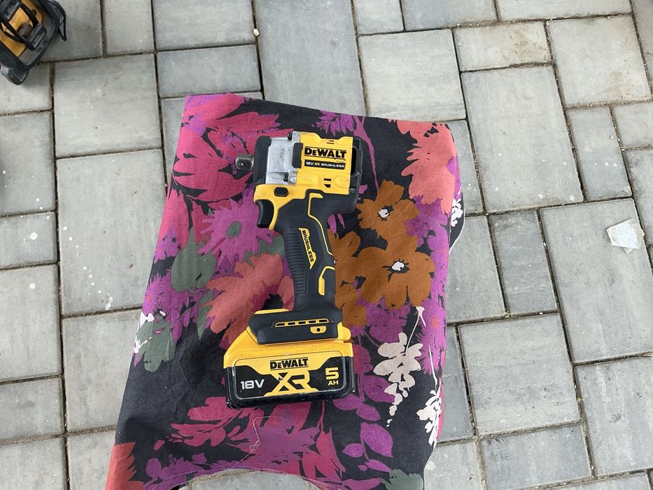 Vind dewalt  2025 DCF 922 cu acum 5ah
