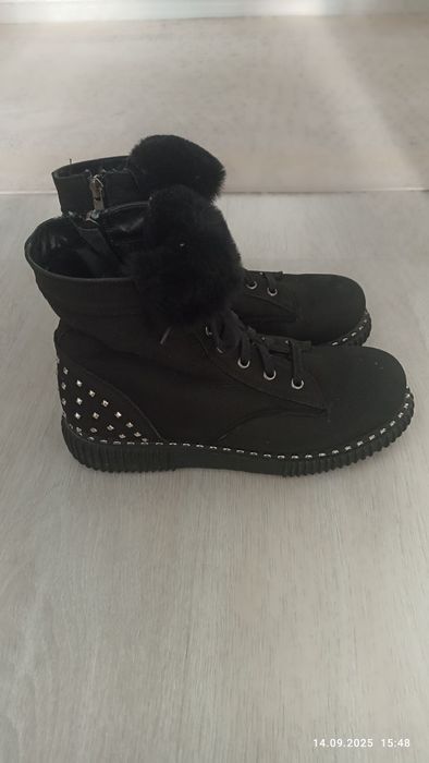 Кроссовки женские