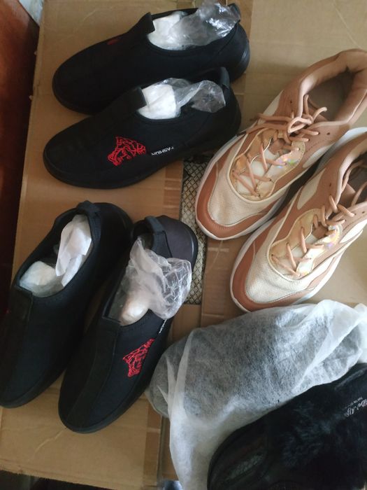 Янги, қора мехли оёқ кийимлар.