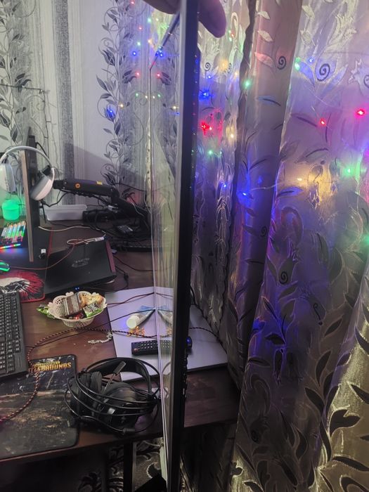 Телевизор 55", частично разбитый