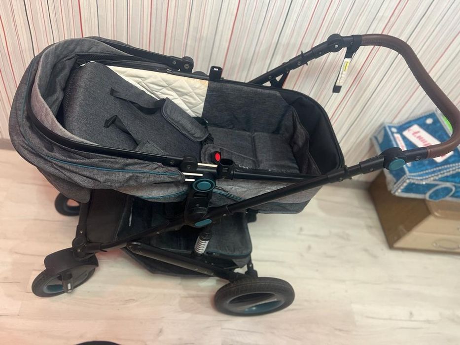 Коляска для малышей