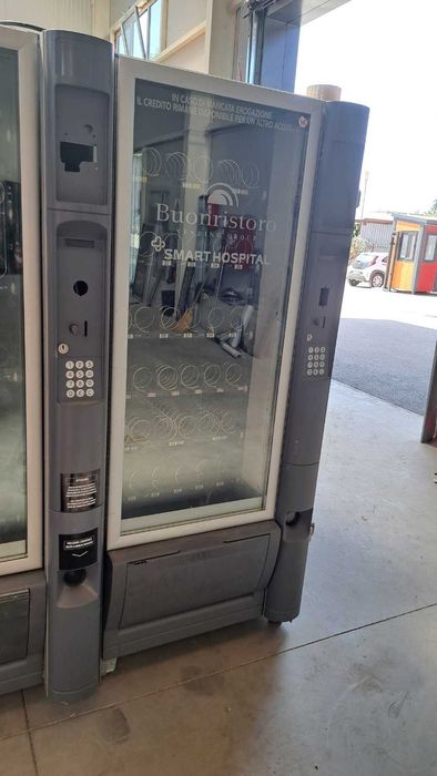 Хладилен Aвтомат за пакетирани стоки Зануси/Некта Снаки/Necta Snakky