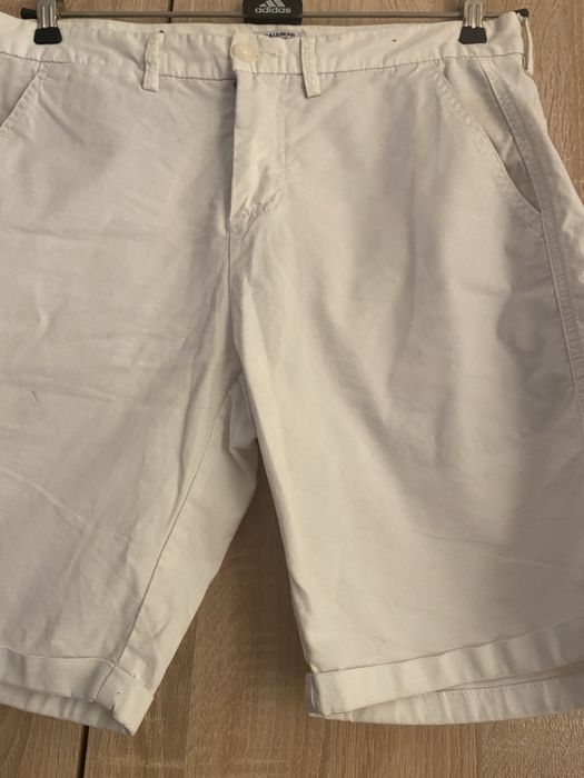 Pantaloni scurti pentru baieti, culoare alba.