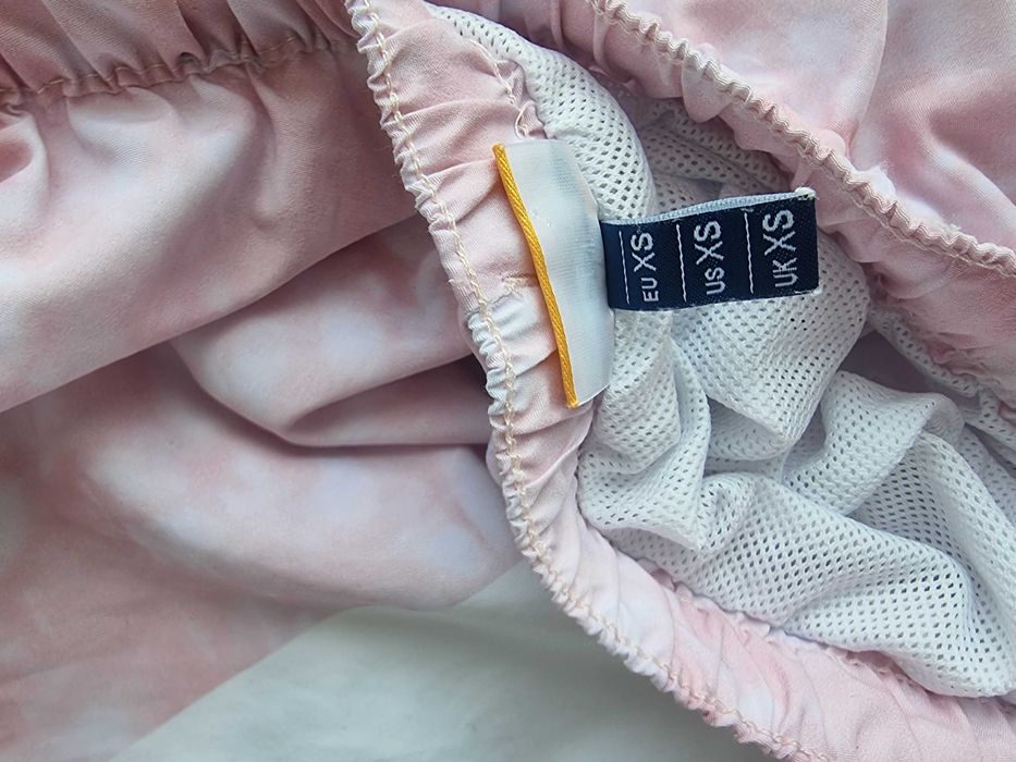 Маратонки,почти като нови и подадък къси панталонки.