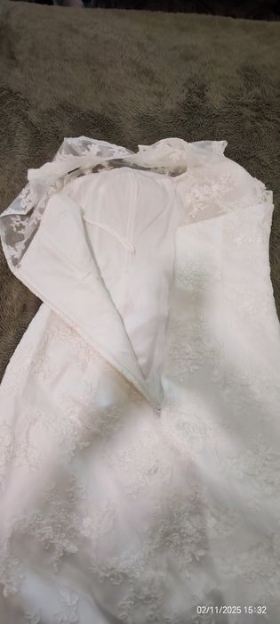 Бяла рокля под коляното