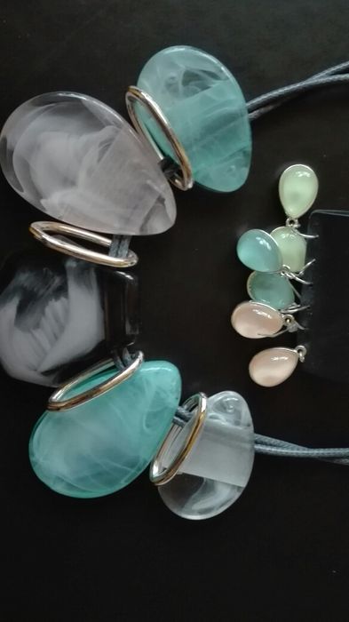 Обеци и колие