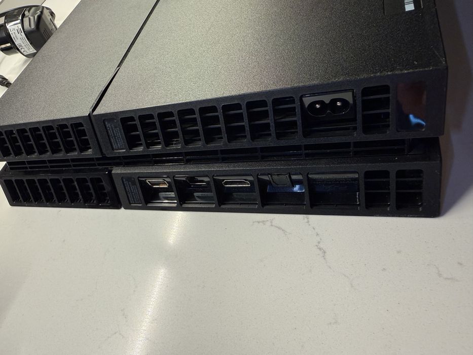 Consolă PlayStation 4 (PS4) 1TB + 3 Controllere DualShock 4 + Dock Încărcare