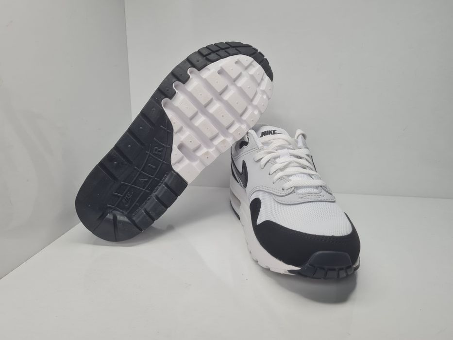 Маратонки Nike Air Max 1

Чисто нови с кутия.

Размер 38 стелка 24 см.

Цена 55 евро.