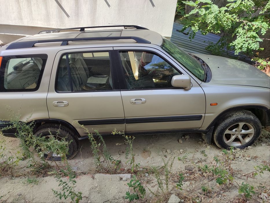 Продавам хонда CR V