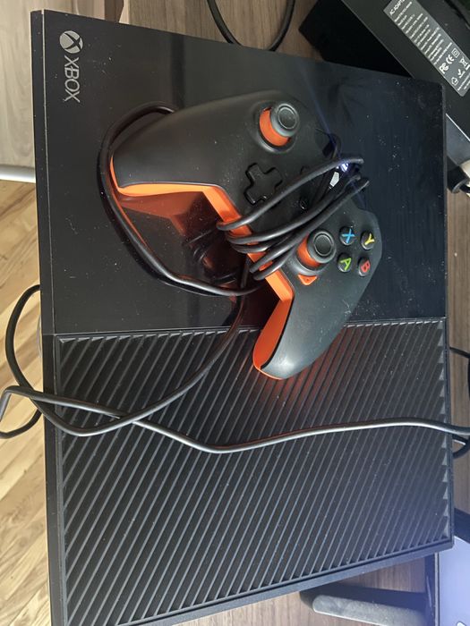 Xbox One 2TB (2000GB) + Контролер и Захранване — Отлично състояние