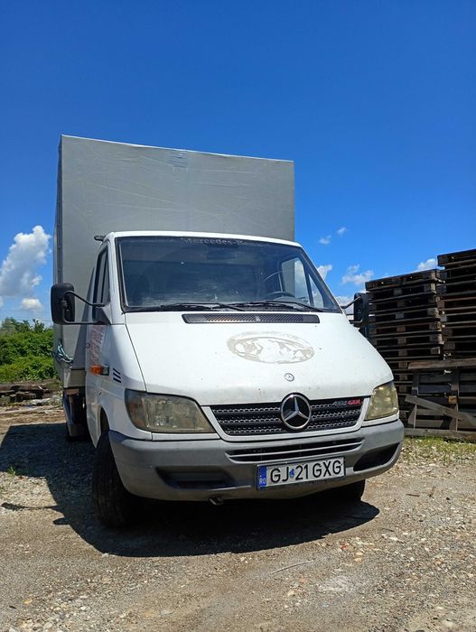 Camioneta cu prelata