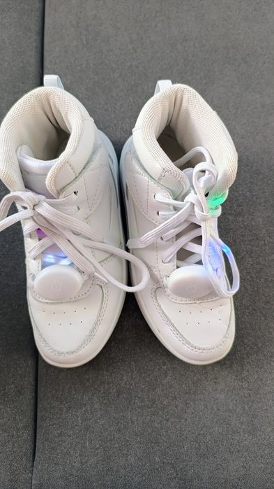 Adidasi marimea 32, interior 20 cm, albi.