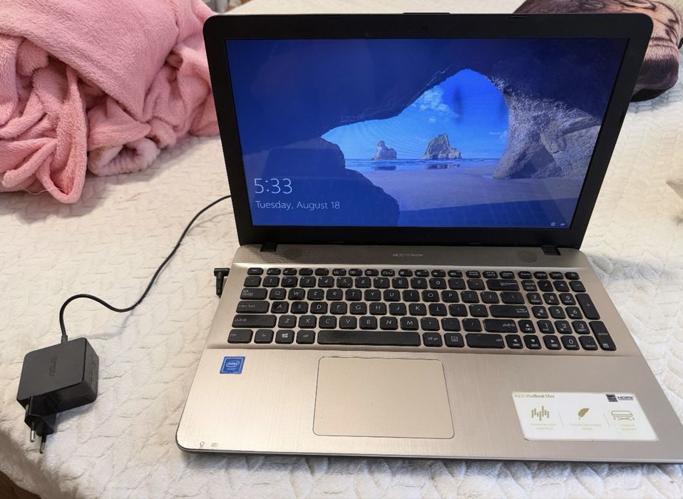 Vand laptop ASUS Intel Celeron N3350 1.10 GHz 4GB Windows 10 Home 64-bit in stare buna