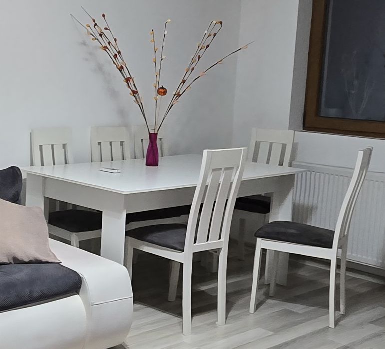 Masă albă cu scaune gri pentru living/bucătărie