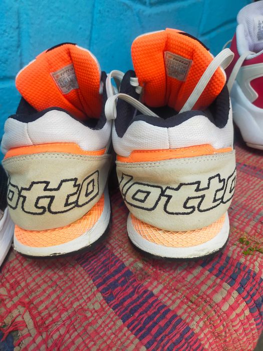 Adidasi noi si sh stare f. buna nr. 42.