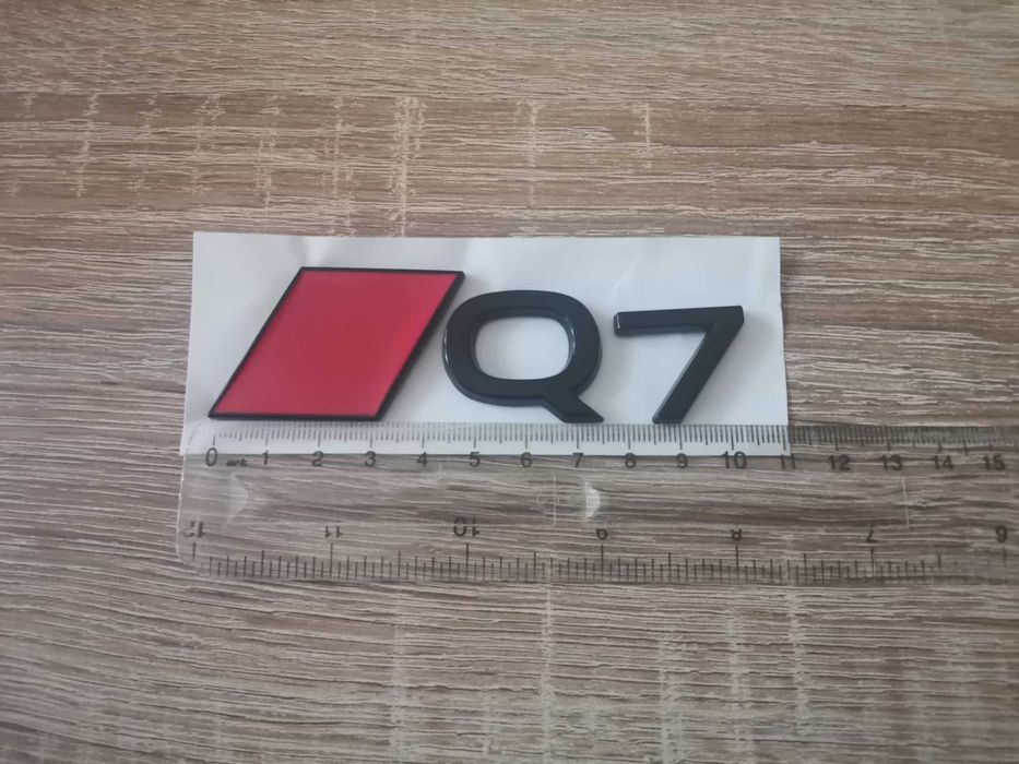 емблема Audi Q7 нов стил черено с червено