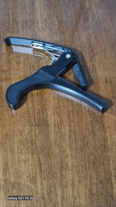 Каподастр для гитары (универсальный, зажимной) — Состояние идеальное