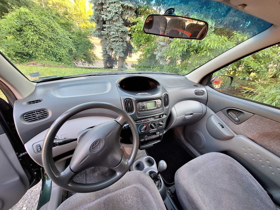 Toyota Yaris Verso 1.3, в движение, 2 комплекта гуми, климатик