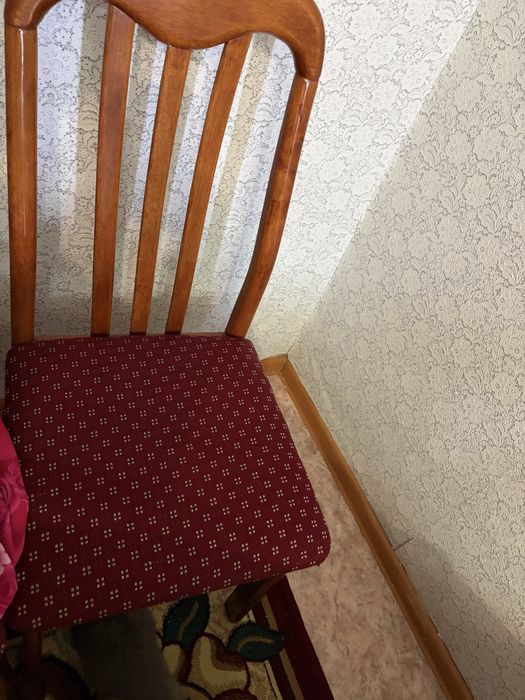 Стол с красного дерева вместе стульями