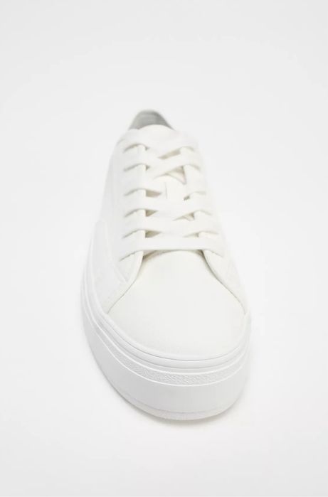 Белые кроссовки от бренда ZARA