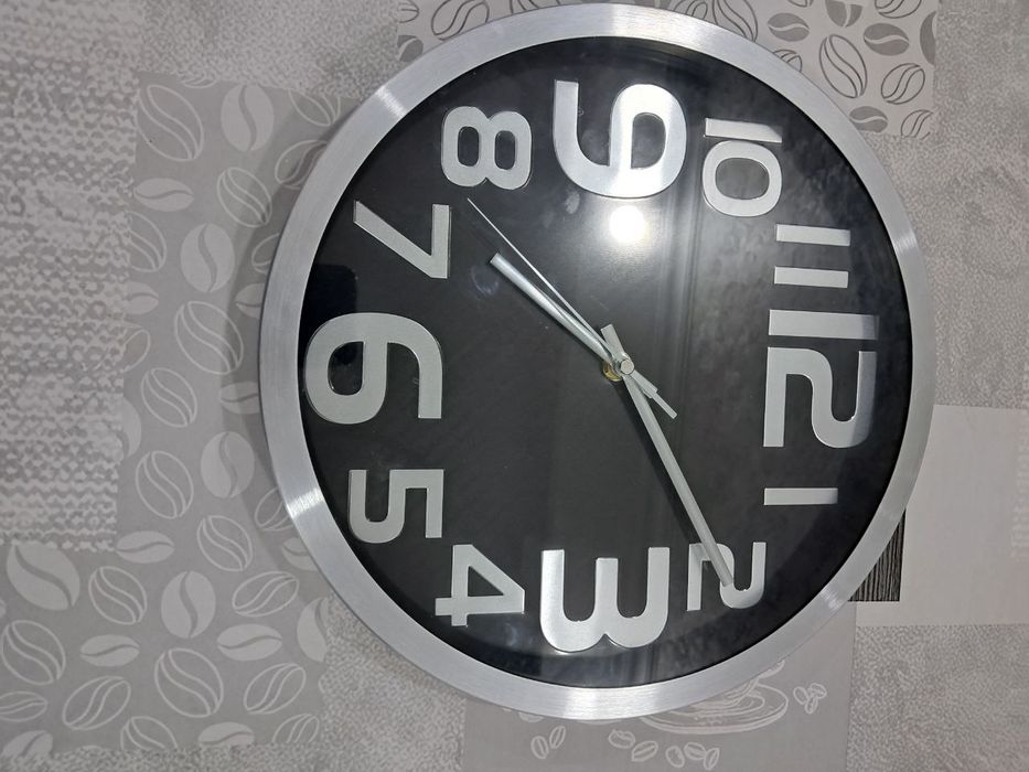 Soat sotiladi devorga ilinadgan