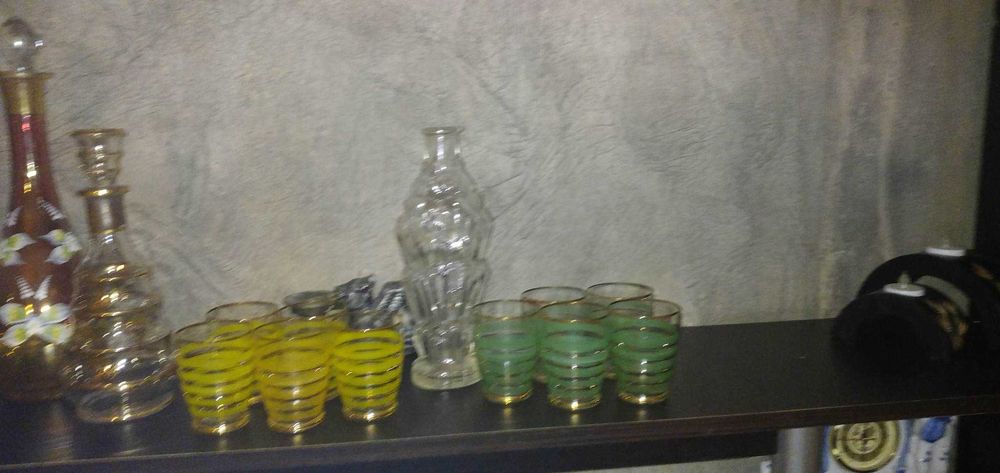Cтарини  чаши ракиа Водка Кани  бутилки  вази ако ви трябва нещо тук е