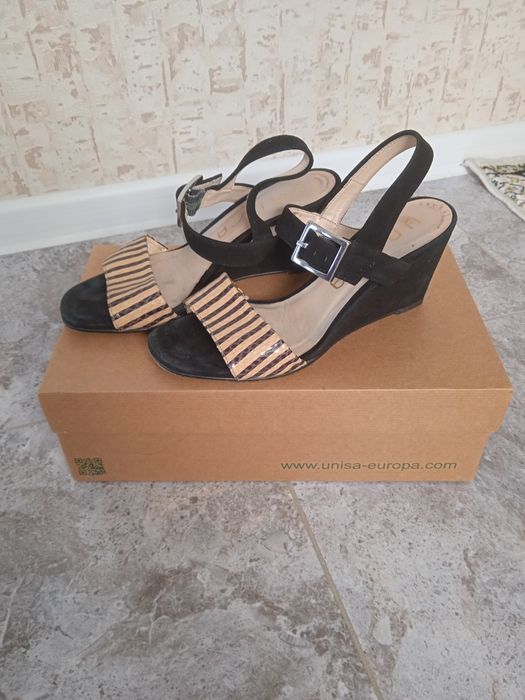 Босоножки на танкетке