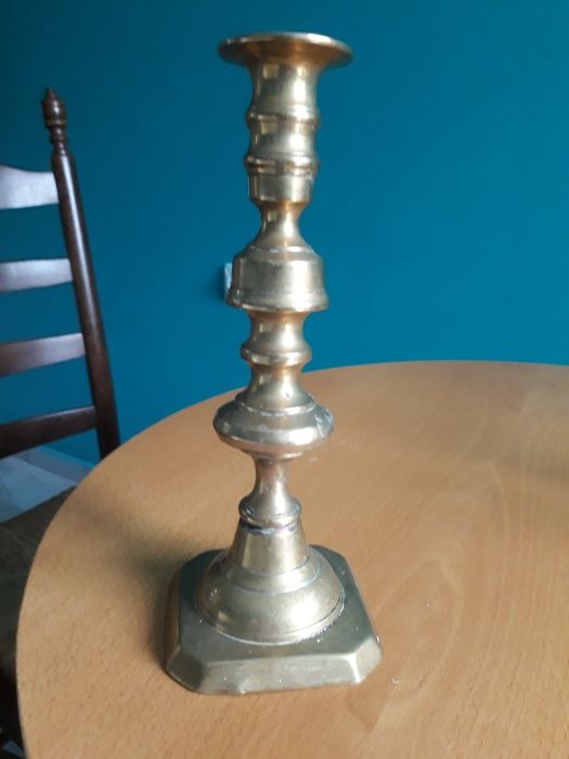 Месингови свещници.