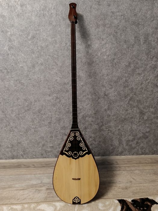 Домбыра сатамын.