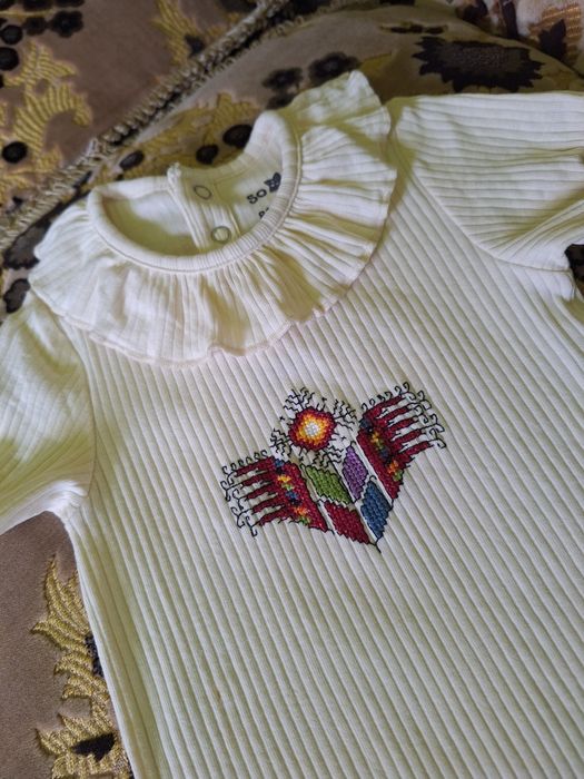 Бебешко боди с ръчно везана шевица