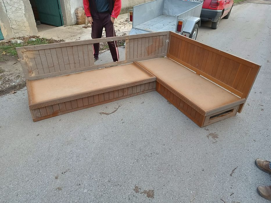 Здрави, запазени миндерчета, ръчна изработка, дърворезба.