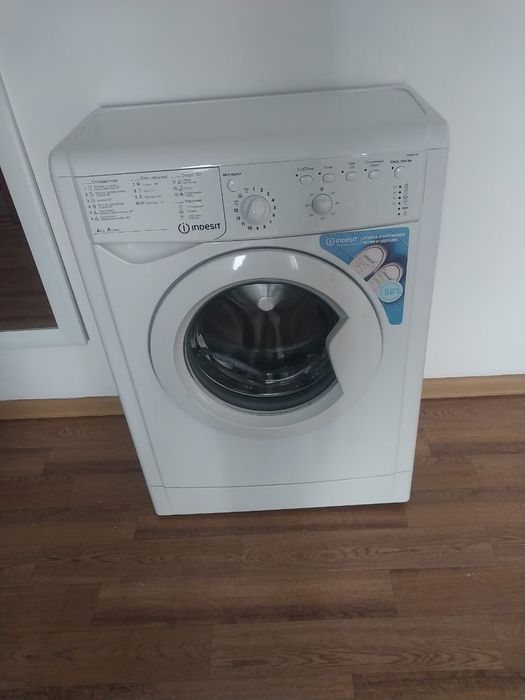Стиральная машина Indesit IWUB 4105 (4 кг, узкая), почти новая