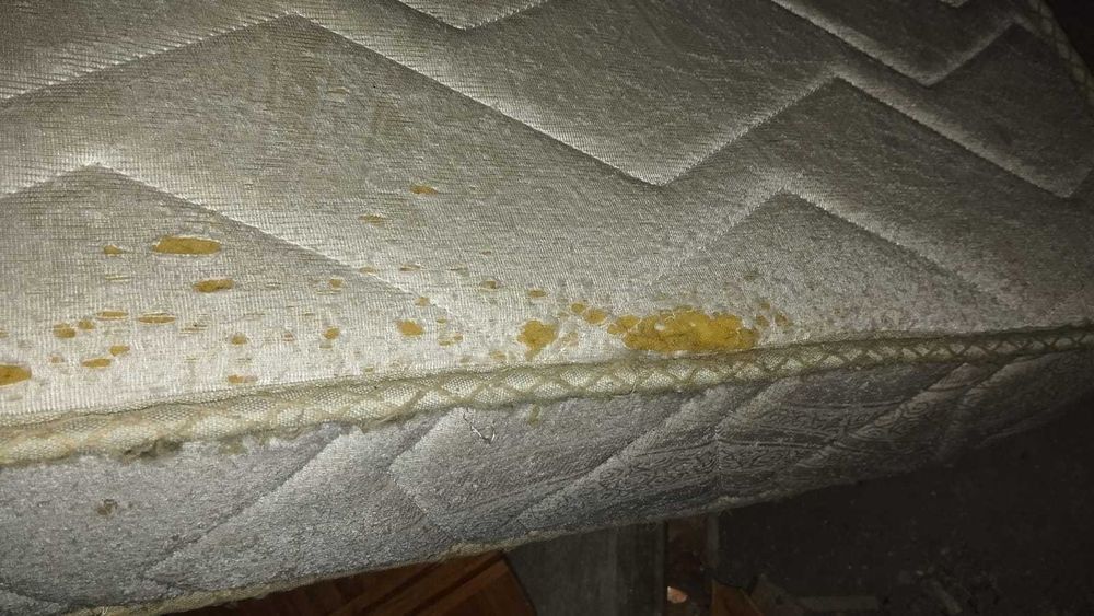 Матрац размерами примерно 2*1,6 метра