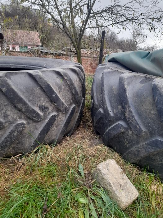 De vânzare vând 2 cauciucuri tractor
