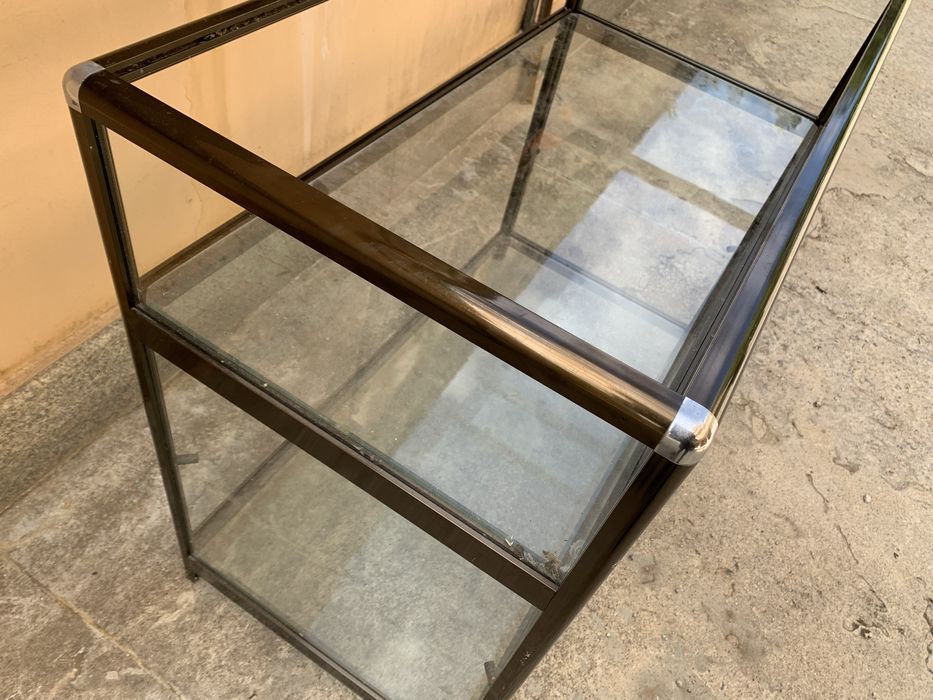 Стъклена витрина стелаж рафт бюро търговско обзавеждане комод маса