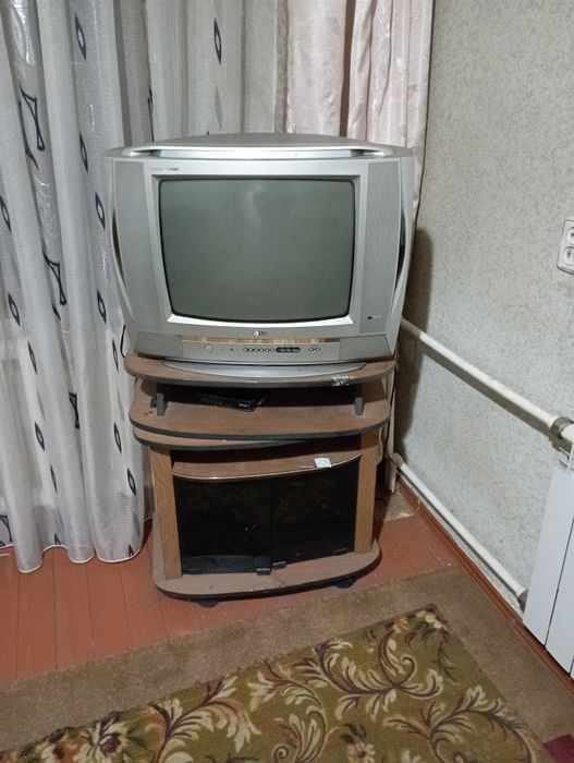 Отдам телевизоры, мебель