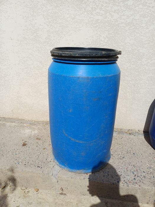 Plastik bochka sotiladi — 200 litrli