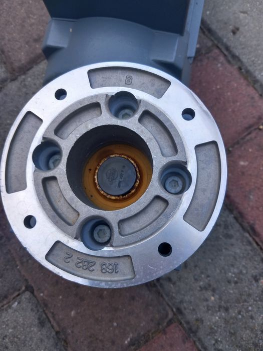 Motor electric cu reductor