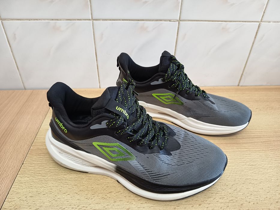 Adidași Umbro mărimea 44