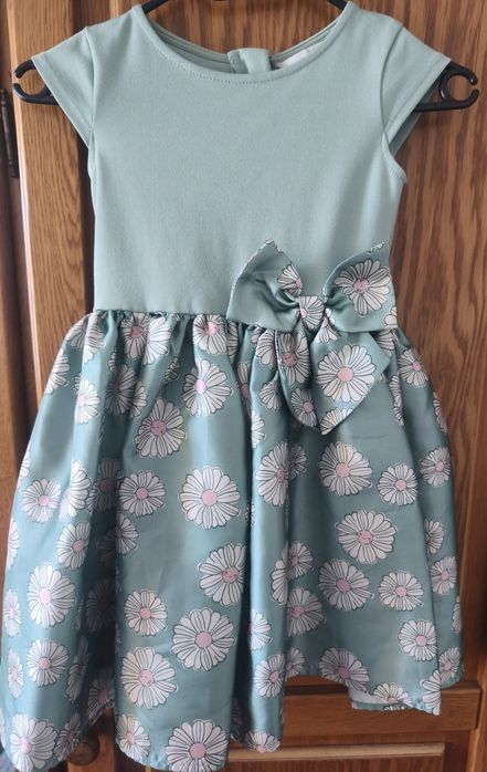 Vând rochii elegante fetițe